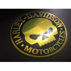 Шильдик Harley-Davidson череп круг золото